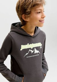 Felpa grigia scura con tasca a marsupio frontale, caratterizzata da una grafica bianca di montagne e branding. Tessuto morbido con polsini aderenti.