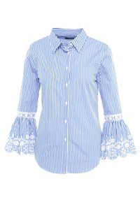 Randig blå och vit blus med knäppning fram, trekvartslånga ärmar och spetsdetaljer vid de utsvängda ärmsluten.