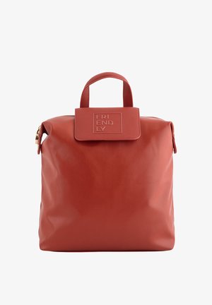 Sac à dos en simili cuir rouge avec une poignée en haut et un logo embossé "FRIENDLY". Il possède une fermeture à glissière et une texture lisse.