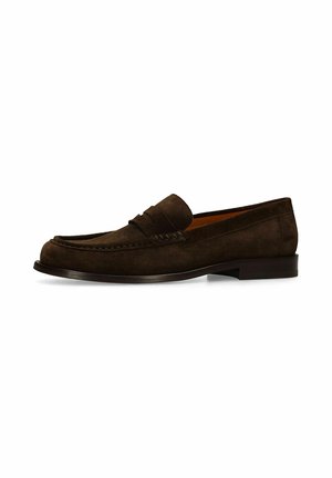 Bruine suède herensloffer met lage hak, ronde neus en mocassinstijl stiksels op het bovenwerk.