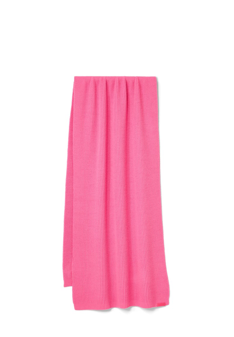 Strikket pink tørklæde med plisseret struktur, forlænget rektangulær form og et blødt, let stof, der egner sig til lag-på-lag eller varme.