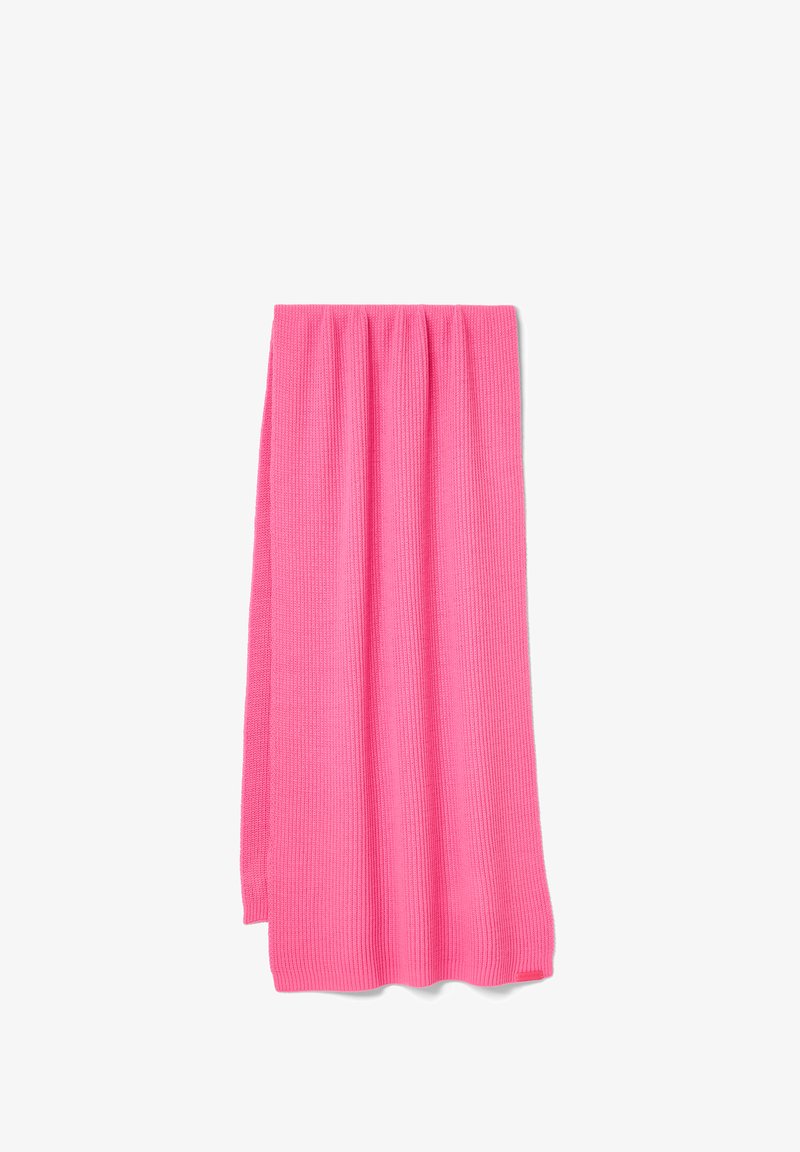 Strikket pink tørklæde med plisseret struktur, forlænget rektangulær form og et blødt, let stof, der egner sig til lag-på-lag eller varme.