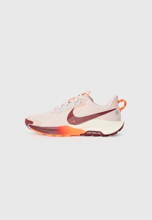 Nike-Laufschuh mit einem leicht rosa Netz-Obermaterial, maroonem Swoosh, orangen Akzenten an der Sohle und einer strukturierten weißen Zwischensohle.
