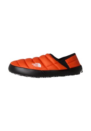 Padded slip-on w jaskrawym pomarańczowym kolorze z czarnymi akcentami. Posiada teksturowaną czarną podeszwę z białym logo z boku. Lekka konstrukcja.