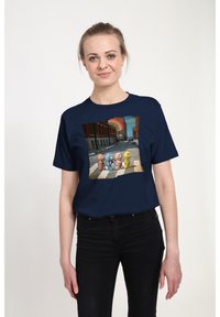 Marineblaues T-Shirt mit kurzen Ärmeln, das ein buntes grafisches Motiv von Cartoon-Bären zeigt, die eine Straße überqueren, mit einem Regenbogen im Hintergrund.