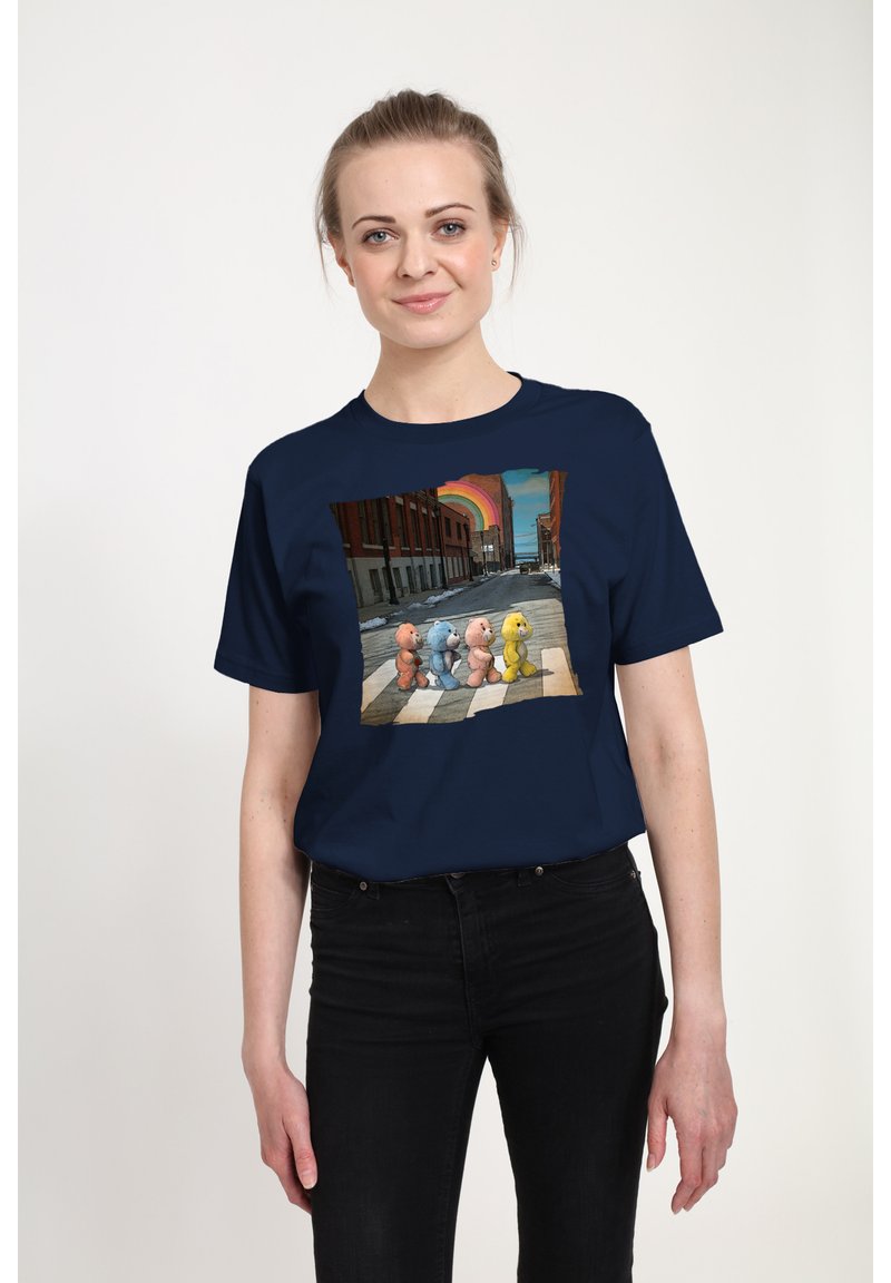 Marineblaues T-Shirt mit kurzen Ärmeln, das ein buntes grafisches Motiv von Cartoon-Bären zeigt, die eine Straße überqueren, mit einem Regenbogen im Hintergrund.