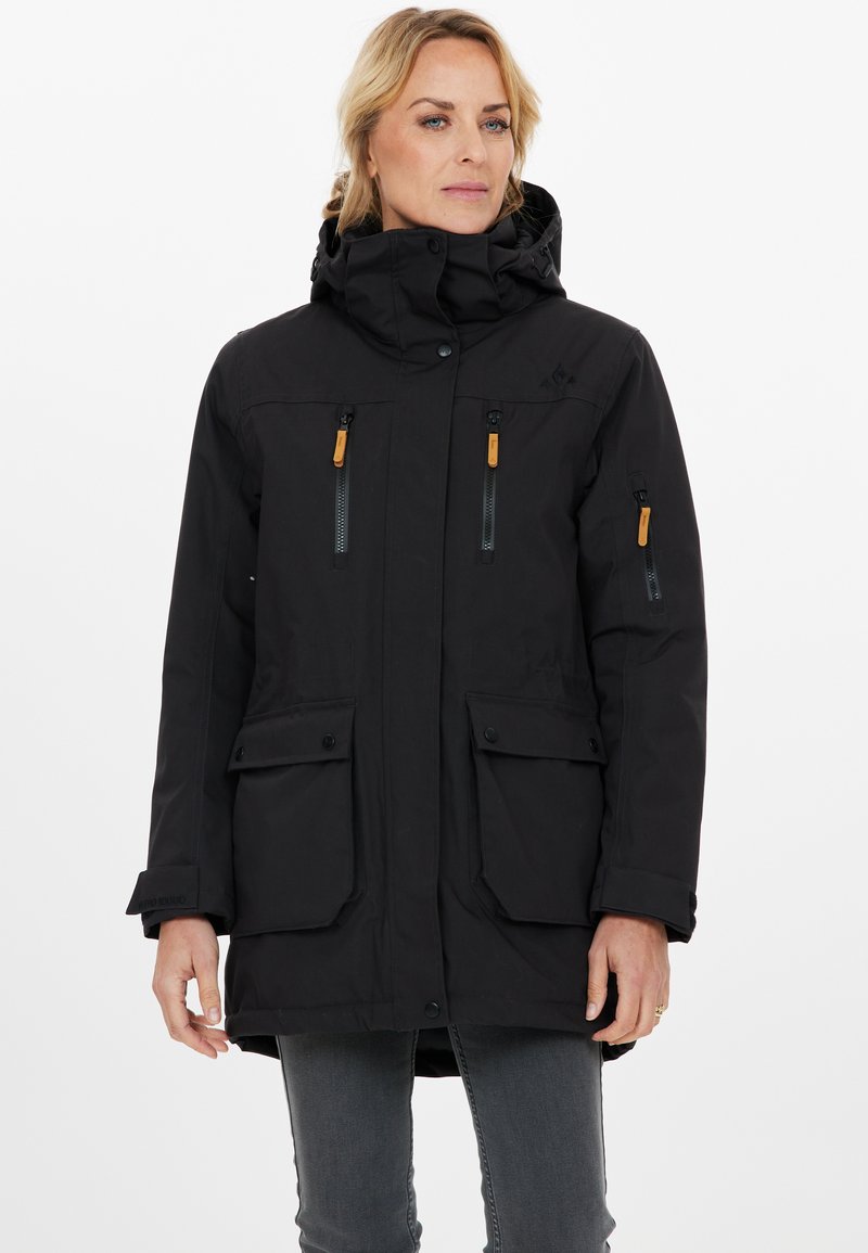 Sort parka-jakke med høj krave, lynlåslomme på brystet og sidelommer samt justerbar hætte. Har toggles og en mat finish.