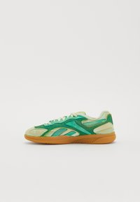 Grüne und mintfarbene Sneaker aus Wildleder und Mesh-Materialien, mit strukturierten Einsätzen, runder Zehenform und Sohle aus Gummi, ausgestattet mit hellgrünen Schnürsenkeln.