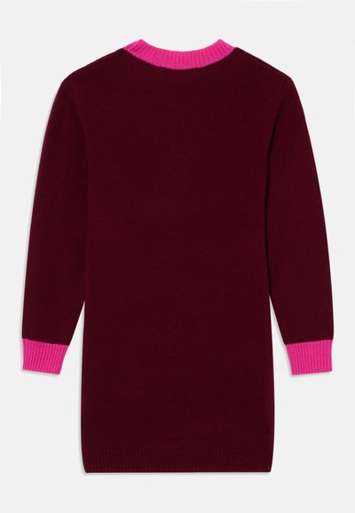 Bordový sveter s dlhým rukávom, s jasne ružovým rebrovaným golierom a manžetami, zobrazený zozadu na bielom pozadí.