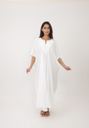 Kaftan blanc ample avec un col en V, des manches courtes et des détails froncés à l'avant. Tissu léger et lisse avec une coupe fluide.