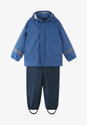 Giacca impermeabile blu con accenti grigi, cappuccio regolabile e chiusure a pressione, abbinata a pantaloni impermeabili blu navy con polsini elastici.