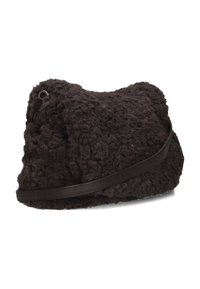 Bruine fuzzy handtas met een textuur, pluizige buitenkant, een gebogen vorm en een donkerleren band bevestigd met metalen hardware.