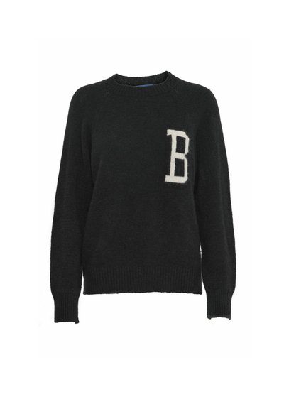 Zwarte gebreide trui met een ronde hals, lange mouwen en een witte "B" emblem op de linkerborst. Zachte textuur, geribbelde manchetten en zoom.