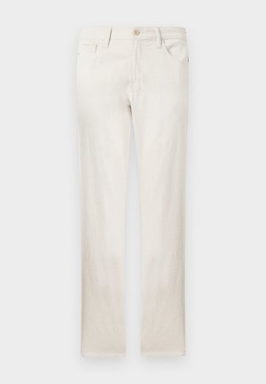 Helle beigefarbene Denim-Jeans mit geradem Schnitt, ausgestattet mit frontalen Taschen, einem Knopfverschluss und subtiler Textur. Glattes Material ohne Muster.
