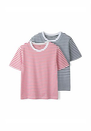 Dos camisetas de manga corta con cuello redondo y rayas horizontales, una roja y blanca, la otra negra y blanca, colocadas planas sobre un fondo blanco.