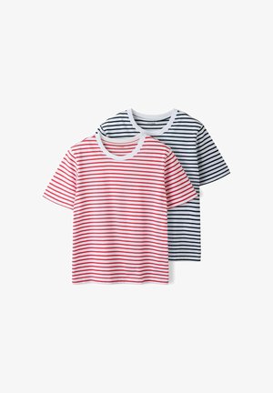 Deux t-shirts à manches courtes avec col rond et rayures horizontales, l'un rouge et blanc, l'autre noir et blanc, posés à plat sur un fond blanc.