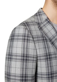 Szary marynarka w kratę, wykonana z teksturowanej tkaniny, z mieszanką ciemnych i jasnych szarych linii, usztywnionymi ramionami i jednopierścieniowym krojem.