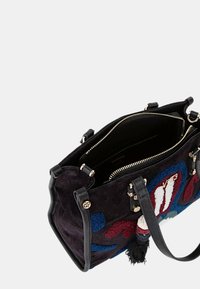 Borsa a tracolla in suede nero con vivace ricamo floreale, doppi manici in pelle e accessori in tono oro, chiusura con cerniera e tasche interne.