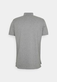 Harmaa polo-paita, lyhyet hihat, klassinen kaulus, pehmeä puuvillamateriaali, sivuhalkiot helmasssa, yksinkertainen muotoilu ilman näkyviä kuvioita tai yksityiskohtia.