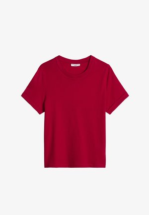 T-shirt rouge à manches courtes et col rond, avec des poignets retroussés et une petite étiquette de marque cousue à l'intérieur du col.