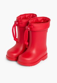 Bottes de pluie en caoutchouc rouge avec une texture lisse, un bout rond et un cordon de serrage ajustable en haut. Semelle légèrement surélevée pour une meilleure adhérence.
