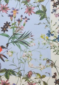 Illustration botanique délicate avec diverses fleurs et feuilles en rose, violet, jaune et vert sur un fond bleu clair et crème.