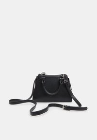 Bolso negro hecho de piel texturizada con asas dobles y una correa de hombro desmontable, que cuenta con un cierre de cremallera y herrajes en tono plateado.