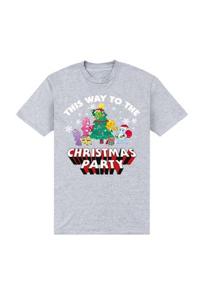 Grå t-shirt med korte ærmer, som har et farverigt grafisk print med tegneseriefigurer omkring et juletræ og teksten "DENNE VEJ TIL JULEFESTEN."