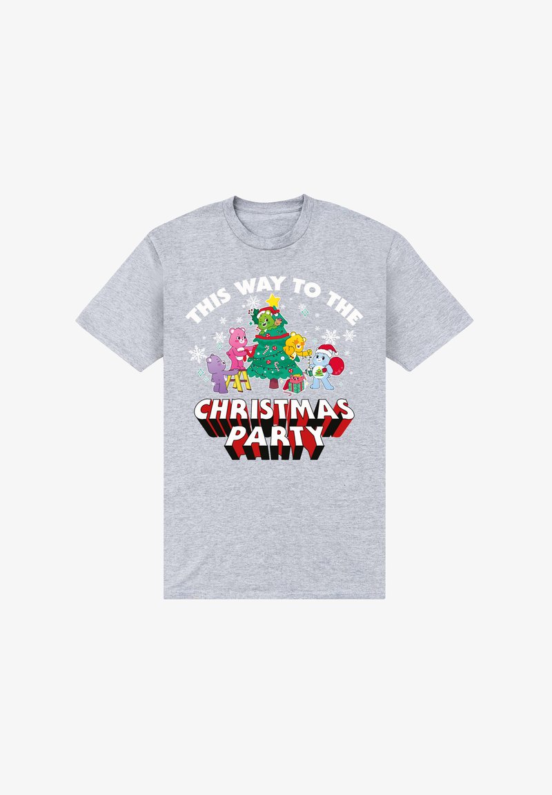 Šedé tričko s krátkým rukávem, které má barevnou grafiku s kreslenými postavičkami kolem vánočního stromku a textem "TAMHLE K VÁNOČNÍMU PÁRTY."