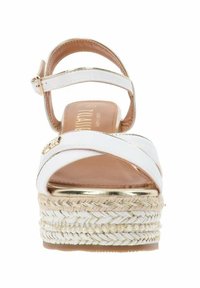 Sandalo wedge in eco-pelle bianca con cinturini incrociati, accenti dorati e piattaforma in juta intrecciata. Presenta una soletta liscia marrone e una suola testurizzata.