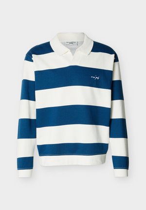 Rugbyshirt met lange mouwen, brede horizontale strepen in marineblauw en wit, en een witte kraag.