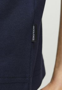 Jack & Jones PREMIUM JPRBLACHAD BRANDING CREW NECK TEE - Printtipaita - night sky