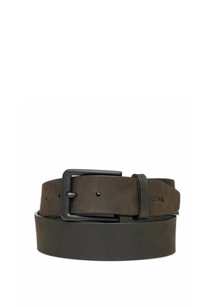 Ciemnobrązowy skórzany pasek z matową czarną prostokątną klamrą, zwinięty, z widocznymi dziurkami i wytłoczonym logo w pobliżu końca klamry.