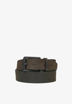 Ciemnobrązowy skórzany pasek z matową czarną prostokątną klamrą, zwinięty, z widocznymi dziurkami i wytłoczonym logo w pobliżu końca klamry.