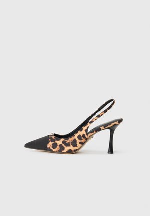Chaussure slingback à bout pointu en daim noir et en tissu imprimé léopard. Dotée d'un talon fin noir et d'une délicate sangle à l'arrière.