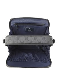 Borsa nera con una tracolla a motivo grigio, dotata di una tasca con zip e una fodera interna liscia in blu navy. Etichetta del logo visibile all'interno.