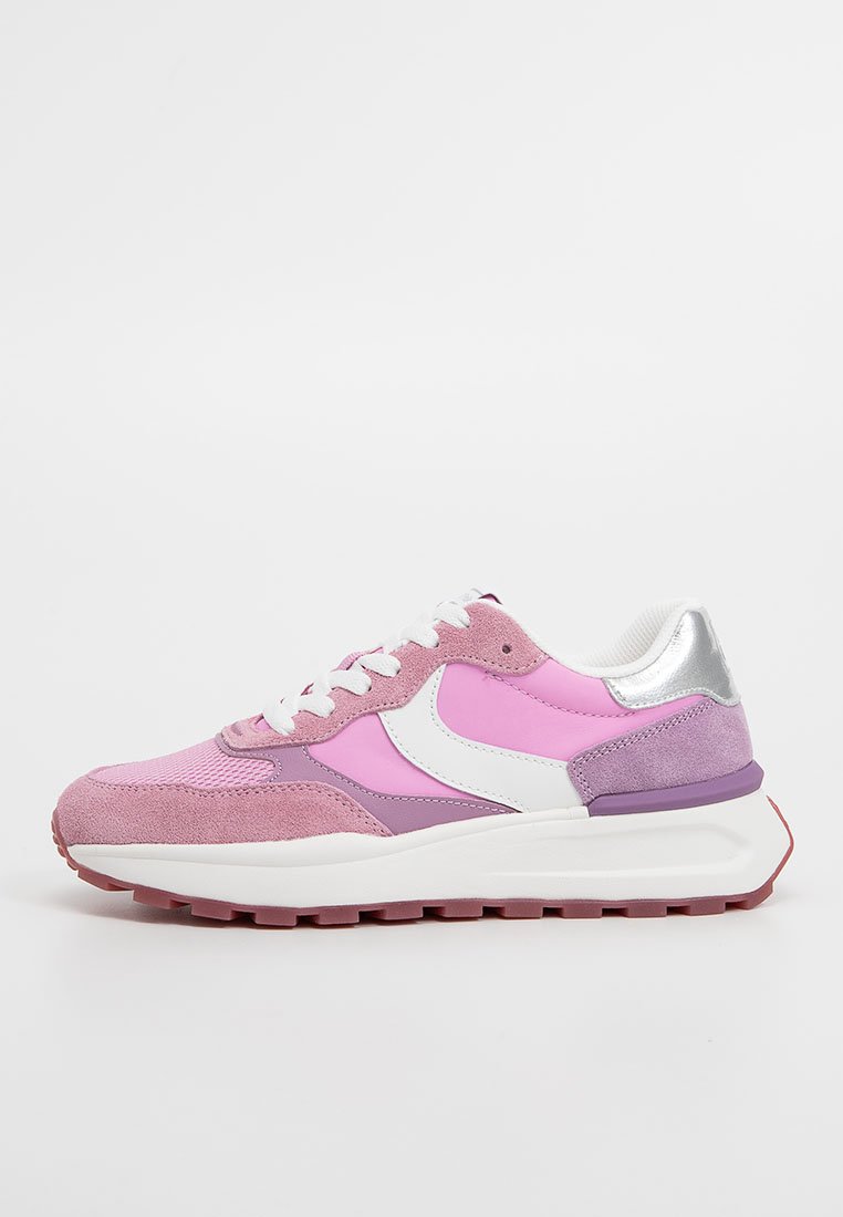 Roze en paarse sneaker van suède en synthetische materialen, met zilveren accenten, een wit logo, een gevoelige bovenkant en een gewatteerde kraag. Rubberen zool.