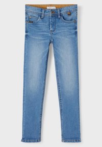 Jean slim bleu clair avec fermeture à bouton et zip devant, poches avant et arrière et passants pour ceinture.