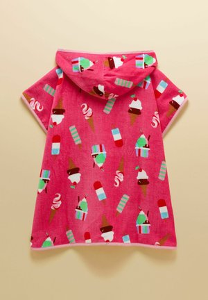 Poncho serviette à capuche rose avec des motifs colorés de cornets de glace, de sucettes glacées et de coupes glacées sur un fond beige.