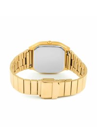 Montre en acier inoxydable doré avec un cadran carré et un bracelet métallique. Présente une finition lisse et brillante et une fermeture à clip.