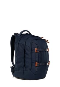 Mochila azul marino con tres compartimentos, acentos en marrón y respaldo acolchado. Cuenta con correas ajustables y un asa superior para facilitar el transporte.