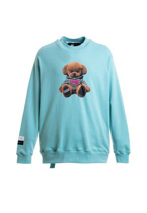 Sudadera azul claro con cuello redondo con un oso de peluche marrón que lleva una sudadera con capucha gris sentado centrado en la parte delantera.