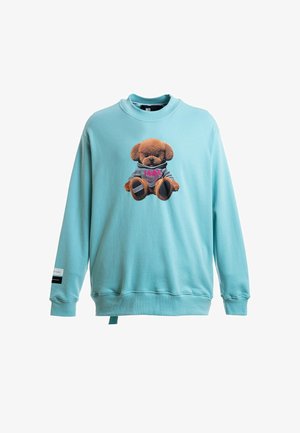 Sudadera azul claro con cuello redondo con un oso de peluche marrón que lleva una sudadera con capucha gris sentado centrado en la parte delantera.