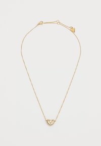 Gouden ketting met een hartvormige hanger met een centrale edelsteen en omringende heldere stenen, op een delicate ketting met een schildklip.
