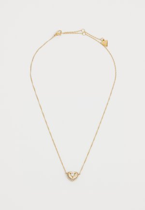 Gouden ketting met een hartvormige hanger met een centrale edelsteen en omringende heldere stenen, op een delicate ketting met een schildklip.