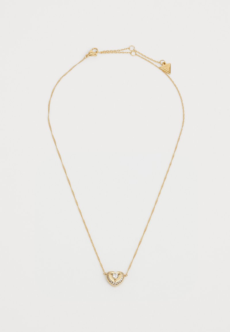 Gouden ketting met een hartvormige hanger met een centrale edelsteen en omringende heldere stenen, op een delicate ketting met een schildklip.