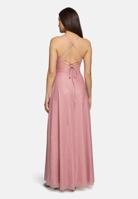 Maxikleid aus weichem pinkfarbenem Material, mit einem taillierten Oberteil, das über Kreuz-Riemchen im Rücken verfügt, und einem fließenden, glitzernden Rock.