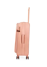 Maleta rígida de color rosa suave con textura lisa, un asa telescópica y cuatro ruedas negras para mayor movilidad. Cuenta con cierre de cremallera.