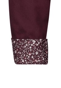 Burgunderfarbener Hemdenmanschette mit einem floralen Muster in Weiß und Hellpink. Die Manschette hat einen kontrastierenden Saum mit aufwendigen Details.