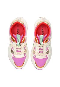 Sneaker multicolori con una parte superiore rosa, accenti bianchi, finiture in oro e verde, e lacci testurizzati con un vivace interno rosso.